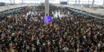 Cancelan todos los vuelos del aeropuerto de Hong Kong  por gran manifestación