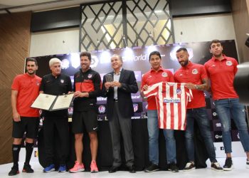 Gobernador reconoce como visitantes distinguidos a Atlético de Madrid