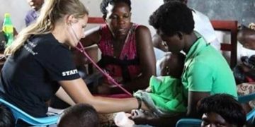 Fue voluntaria contra la desnutrición en Uganda: ahora enfrenta un juicio por la muerte de 105 niños
