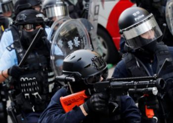 Policía de Hong Kong reprime protesta con gas lacrimógeno y balas de goma