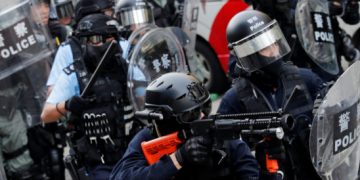 Policía de Hong Kong reprime protesta con gas lacrimógeno y balas de goma