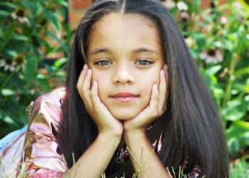 Niña que se volvió viral por su parecido físico con Rihanna, firma su primer contrato como modelo