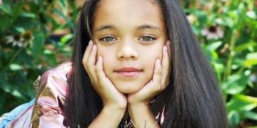Niña que se volvió viral por su parecido físico con Rihanna, firma su primer contrato como modelo