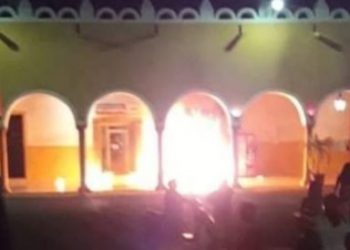 #VIDEO Turba ataca con bombas molotov a policías en Yucatán, tras muerte de joven en la cárcel | Video