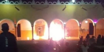 #VIDEO Turba ataca con bombas molotov a policías en Yucatán, tras muerte de joven en la cárcel | Video
