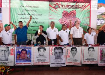 Familiares exigen a AMLO respuesta efectiva del paradero de los 43 normalistas
