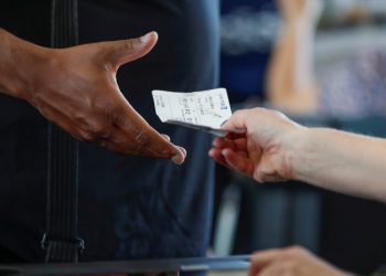 #VIDEO Despiden a trabajadora de aeropuerto por dar nota a pasajero con el mensaje: “eres feo”