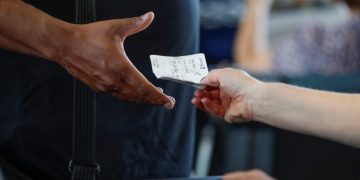 #VIDEO Despiden a trabajadora de aeropuerto por dar nota a pasajero con el mensaje: “eres feo”