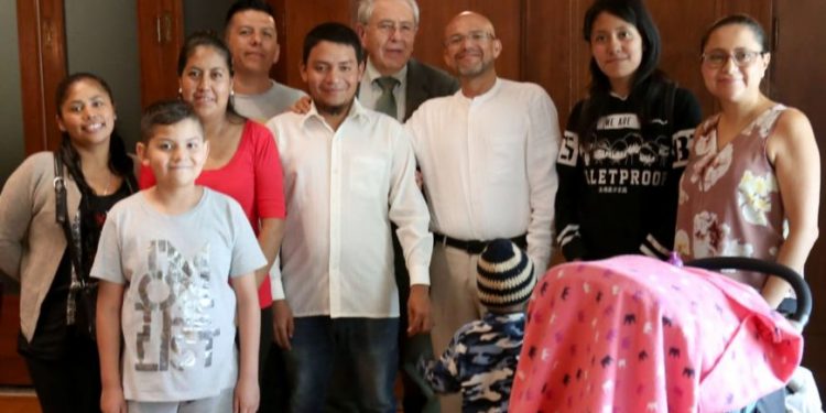 Padres de niños con cáncer se reúnen con secretario de Salud quien les ofreció una disculpa