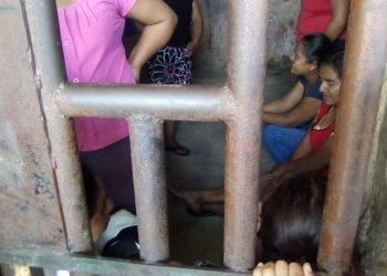 Exigen liberación de mujeres apresadas por no prestar trastes de comedor comunitario