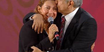 Conductora pide abrazo a AMLO en la mañanera