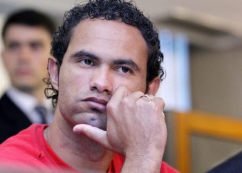 Fichan a guardameta brasileño condenado por asesinar a su expareja, permanece en prisión domiciliaria