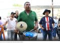 Fans despiden a Celso Piña afuera del hospital de Monterrey