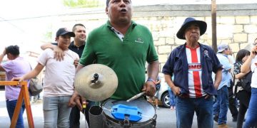 Fans despiden a Celso Piña afuera del hospital de Monterrey