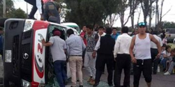 Volcadura de combi deja 2 muertos y 10 heridos en EdoMex