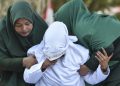 #VIDEO Azotan a novios por tener relaciones sexuales premaritales en Indonesia