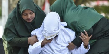 #VIDEO Azotan a novios por tener relaciones sexuales premaritales en Indonesia