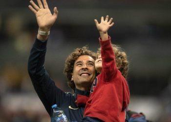 Aún sin jugar desata euforia Guillermo Ochoa en el Azteca