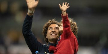 Aún sin jugar desata euforia Guillermo Ochoa en el Azteca