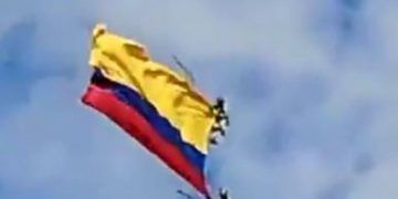 #VIDEO Caen trágicamente dos militares en Colombia que pendían de un helicóptero en un desfile