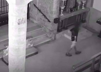 #VIDEO Joven defeca al interior de una iglesia
