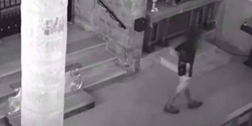 #VIDEO Joven defeca al interior de una iglesia