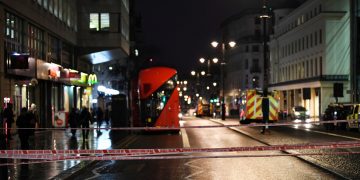 #VIDEO Atacan a policía con machete y pierde parte del cuero cabelludo en Londres