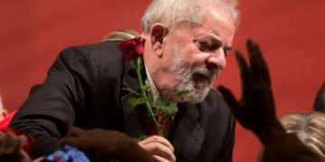 Ordenan transferir al expresidente Lula a cárcel en Sao Paulo