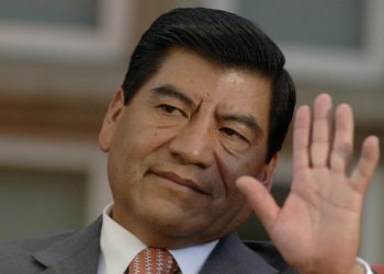 El “gober precioso” cude a fiesta, pese a orden de aprehensión en su contra