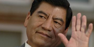 El “gober precioso” cude a fiesta, pese a orden de aprehensión en su contra