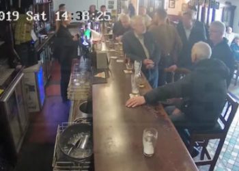 #VIDEO El peleador de artes marciales McGregor, golpea a anciano en un bar