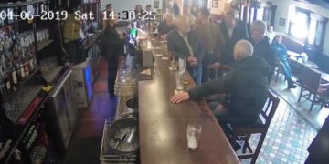 #VIDEO El peleador de artes marciales McGregor, golpea a anciano en un bar