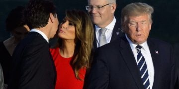 Saludo coqueto entre Melania Trump y Justin Trudeau se vuelve viral