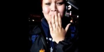 #VIDEO Propuesta de matrimonio más original: mientras comen churros
