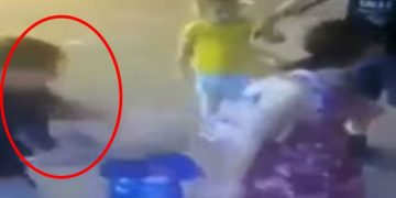 #VIDEO Mujer ataca a niño de 3 años con cuchillo, lo hieren en la cara