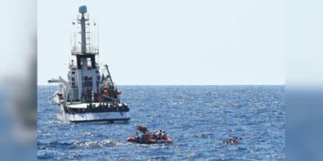 España envía barco de la Armada para trasladar a los migrantes del Open Arms hasta Mallorca