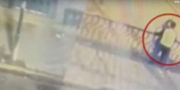 #VIDEO Muere pareja que cae de un puente peatonal