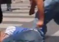 #VIDEO Pelean conductores por percance vial y uno usa  un picahielo