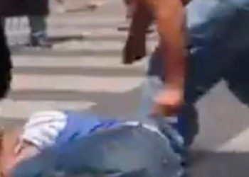 #VIDEO Pelean conductores por percance vial y uno usa  un picahielo