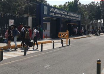 Semidesnuda e inconsciente encuentran a joven en Prepa de CDMX