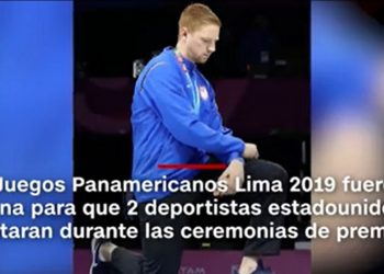 Medallista de oro de EE.UU.  en protesta se arrodilla durante el himno nacional en los Panamericanos