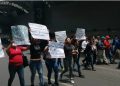 Padres protestan en el aeropuerto por falta de medicina contra el cáncer