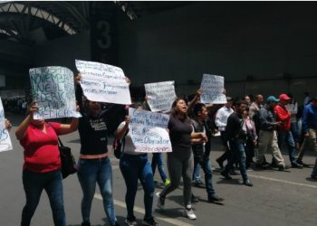 Padres protestan en el aeropuerto por falta de medicina contra el cáncer