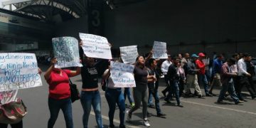 Padres protestan en el aeropuerto por falta de medicina contra el cáncer