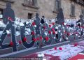 Protestan familiares de desaparecidos junto con Diego Luna en el Zócalo