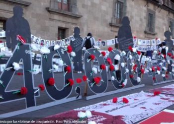 Protestan familiares de desaparecidos junto con Diego Luna en el Zócalo
