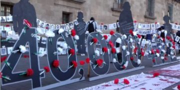 Protestan familiares de desaparecidos junto con Diego Luna en el Zócalo