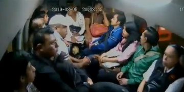 #VIDEO Registran nuevo asalto a combi en Chalco; delincuente dispara al techo