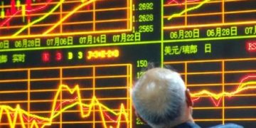 Impacta en Wall Street caída de moneda china en 4.1 por ciento