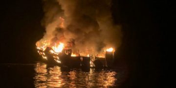 Barco de turismo se incendia en la costa de California; 34 personas desaparecidas